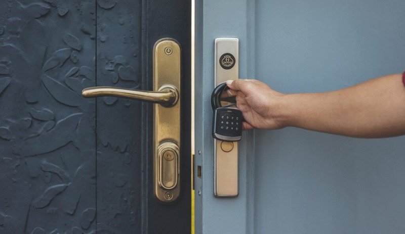 What Backup Options Exist When Electronic Locks Fail
